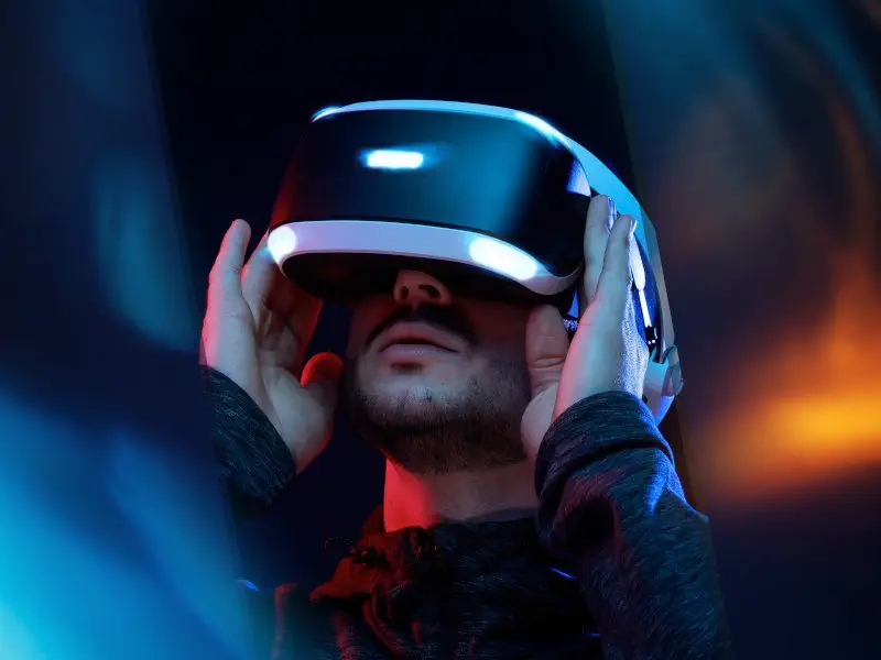 Игрок в VR-шлеме
